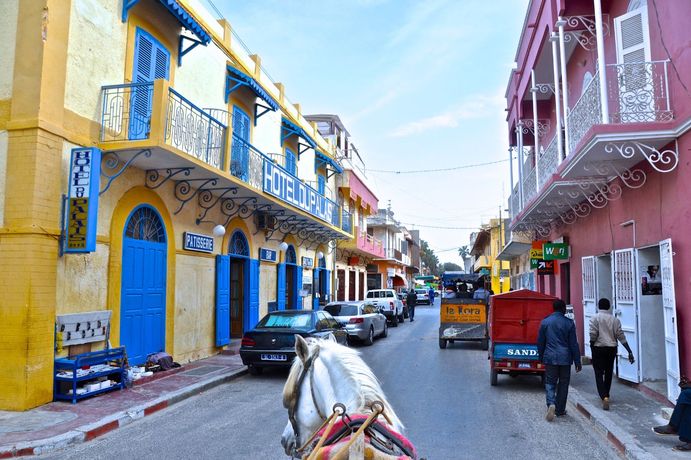 Kleurrijke straat met paard en calèche in Saint-Louis, Senegal - Brasschaat Travel